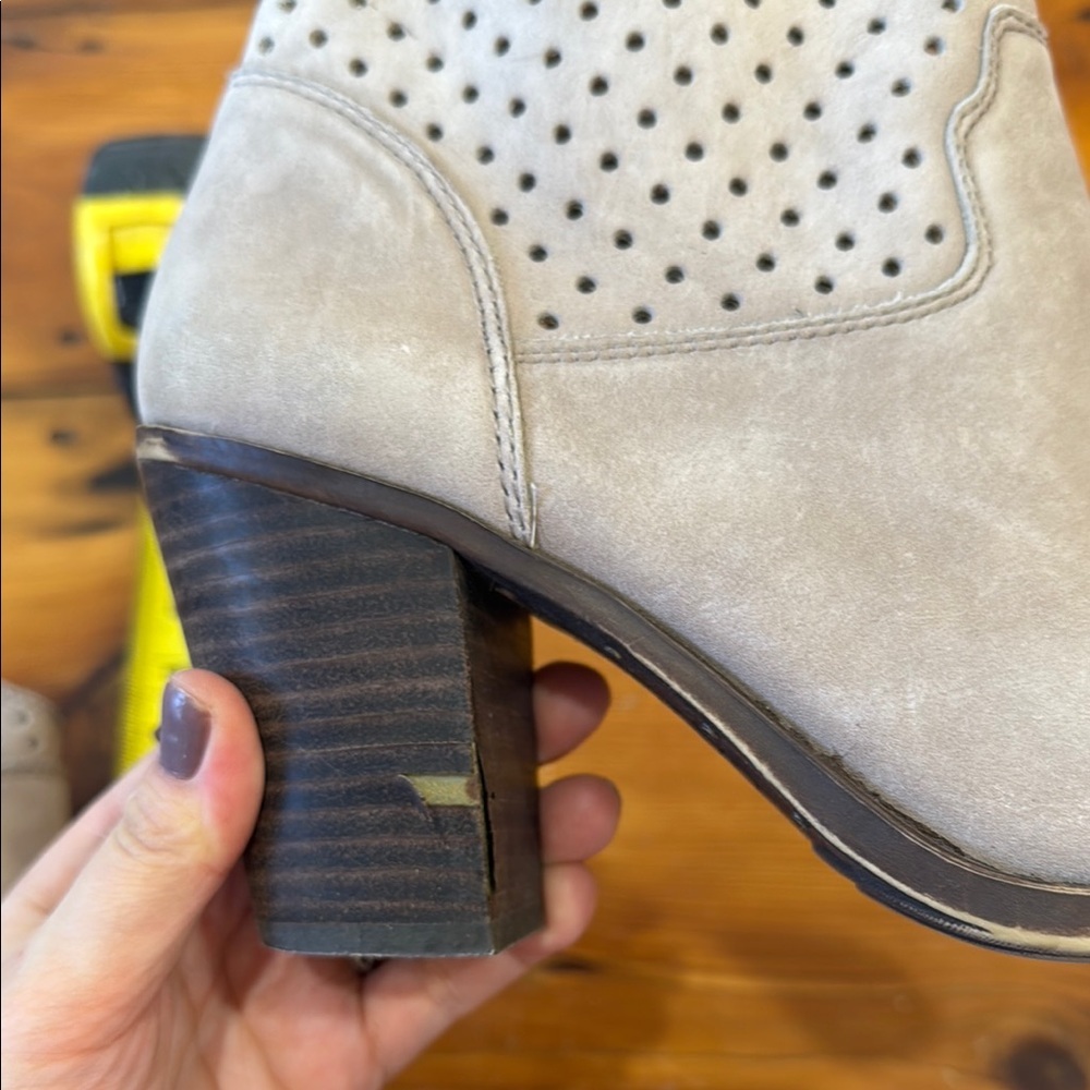 Lucky Brand Gray Tan Ankle Boots Cutout Design and Medium Stacked Heel Size 8.5 - Picture 8 of 10